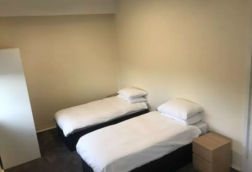 ホテル Eazzzy Rooms Corby