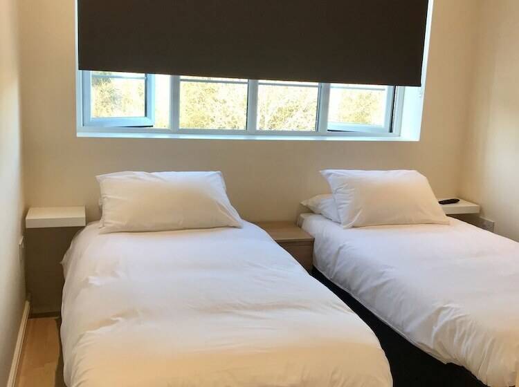 ホテル Eazzzy Rooms Corby