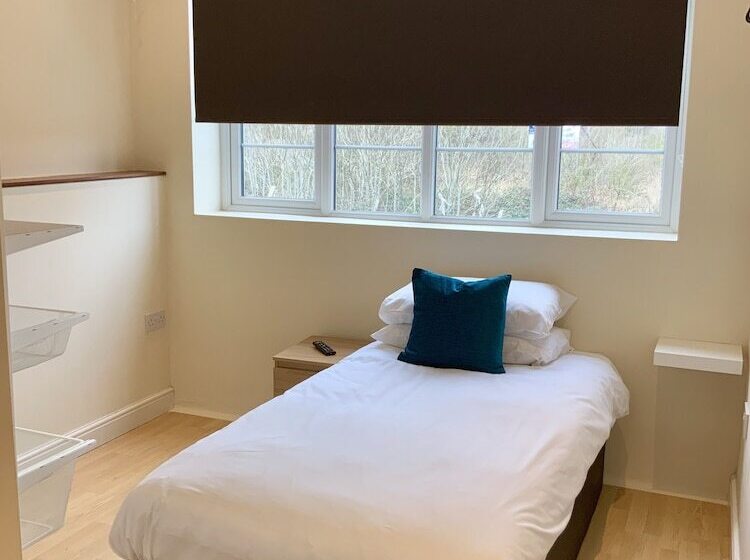 ホテル Eazzzy Rooms Corby