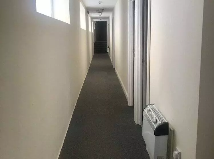 ホテル Eazzzy Rooms Corby