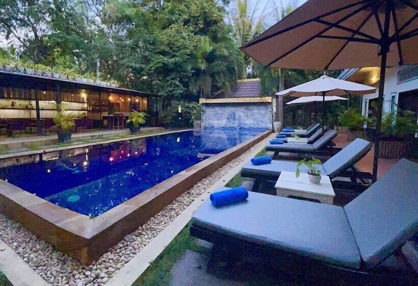 هاستل The Local Time Village