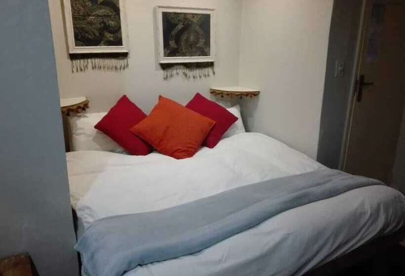 Пансион Yacht View Lodge