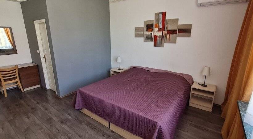 簡易ホテル Rooms Lara