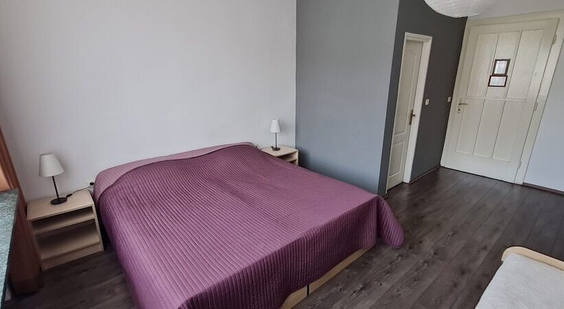 簡易ホテル Rooms Lara