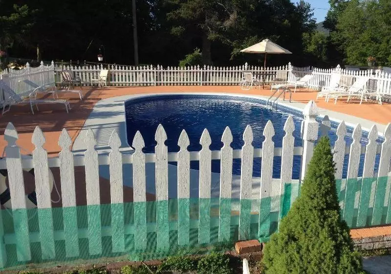 Four Winds Country Motel