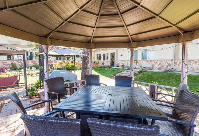 فندق West End Lodge