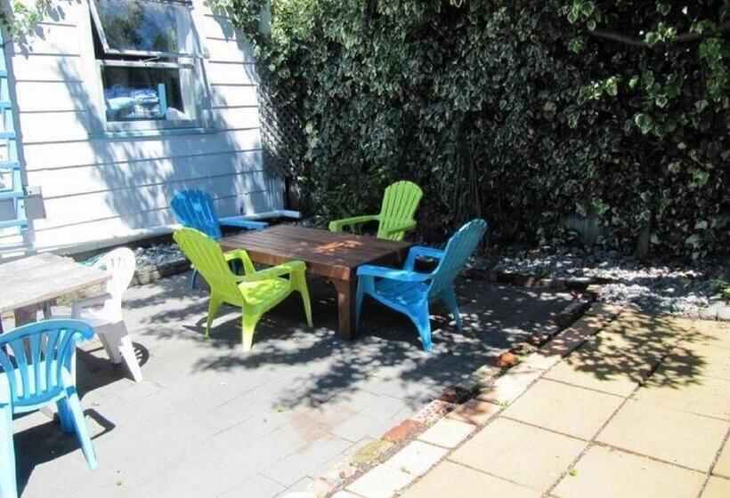 Общежитие Napier Art House Backpackers