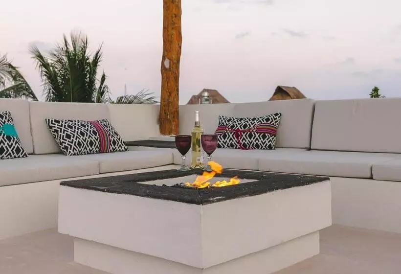 Hotelli La Puerta Azul Beachfront  Adults Only