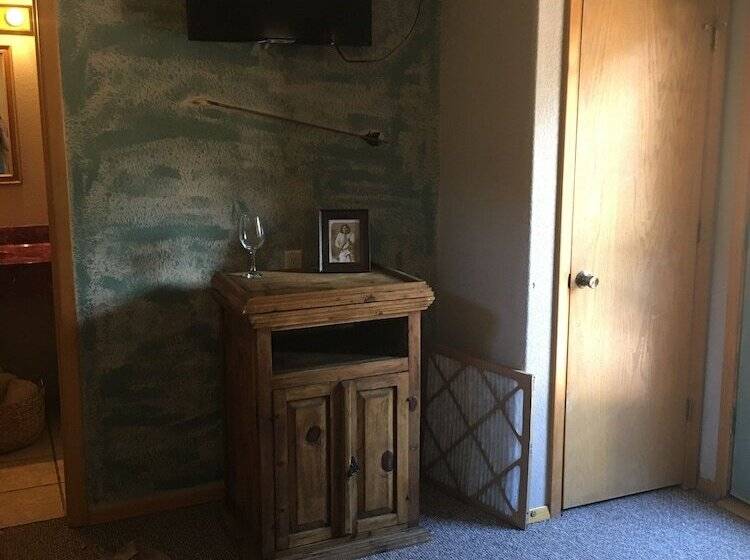 هتل The Lodge At Lazy Bear Retreat