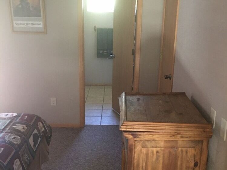 هتل The Lodge At Lazy Bear Retreat