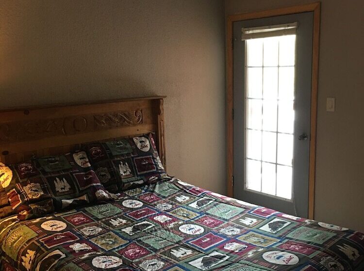 هتل The Lodge At Lazy Bear Retreat