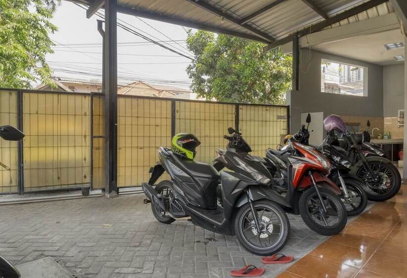 פנסיון Reddoorz Near Widya Mandala University