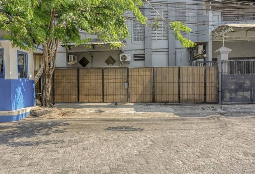 פנסיון Reddoorz Near Widya Mandala University