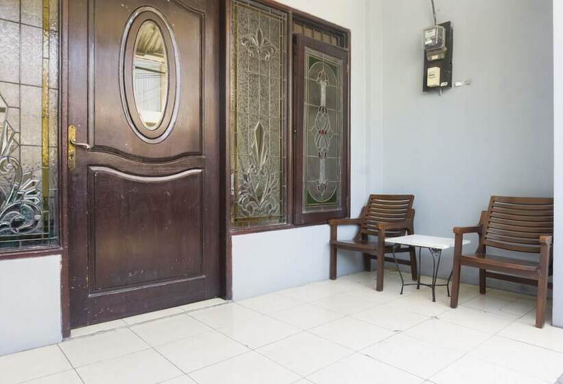 פנסיון Reddoorz Near Widya Mandala University