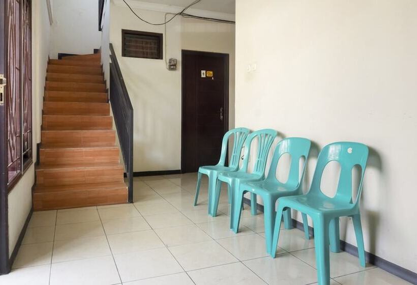 פנסיון Reddoorz Near Widya Mandala University