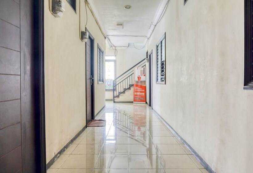 פנסיון Reddoorz Near Widya Mandala University