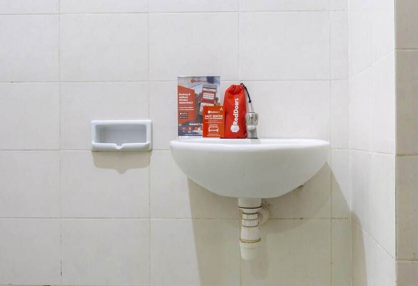 פנסיון Reddoorz Near Widya Mandala University