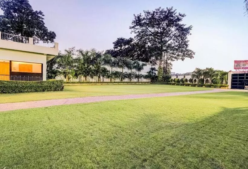 Hotelli Super Capital O Gulmohar Marriage Garden