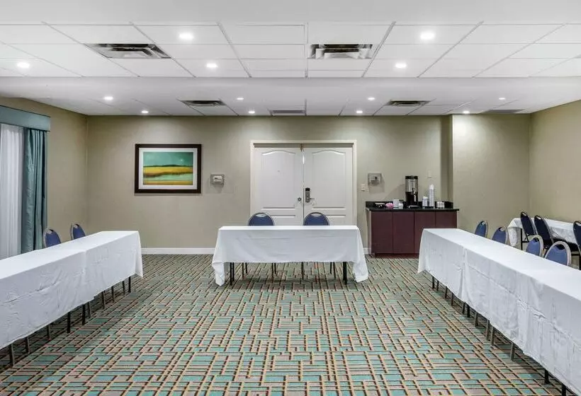 فندق Hampton Inn Adel