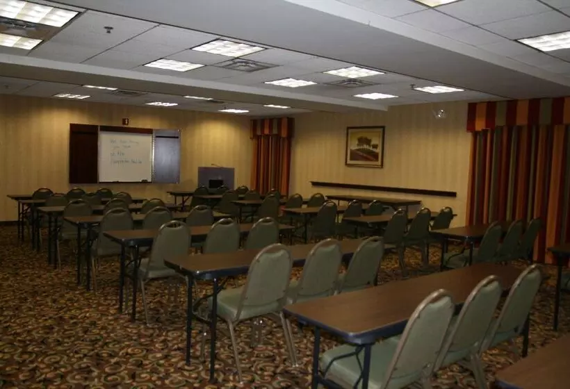 فندق Hampton Inn Adel