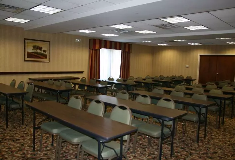 فندق Hampton Inn Adel