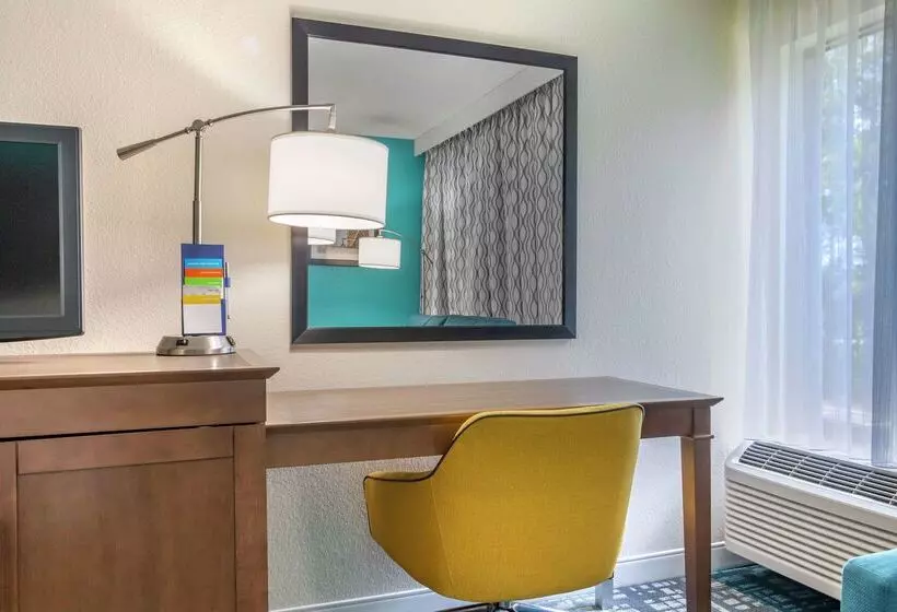 فندق Hampton Inn Adel