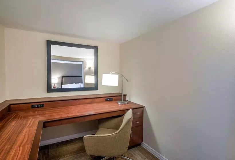 هتل Hampton Inn Lafayette