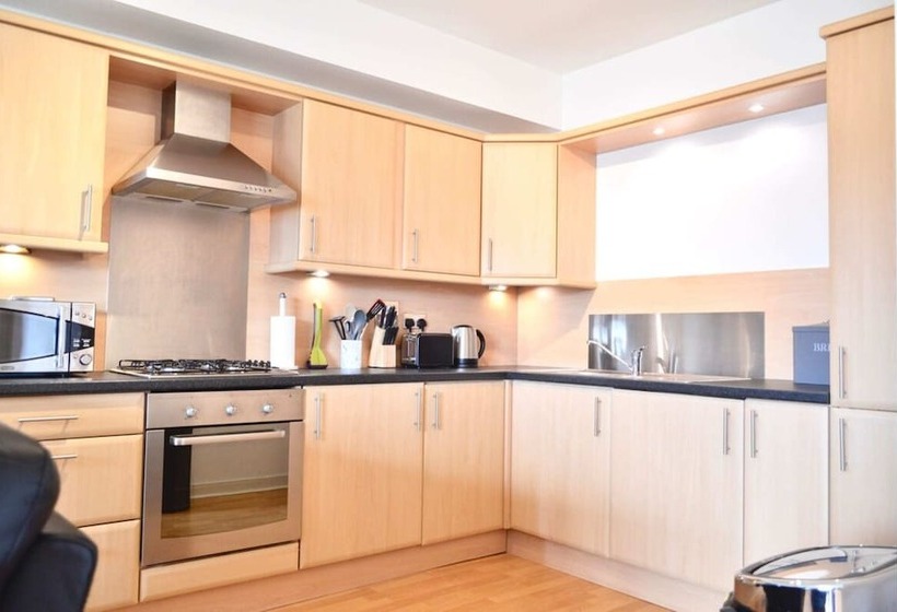 Beautiful Edinburgh Flat With 2 King Bedrooms