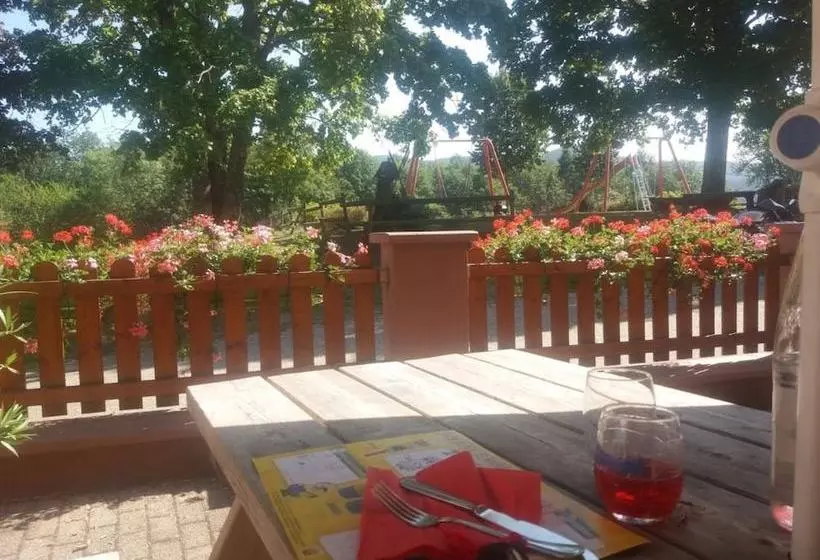 Hotelli Auberge Le Petit Haut