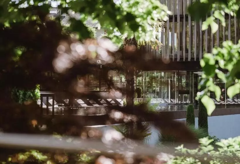 Hotelli Lindenhof Pure Luxury & Spa Dolcevita Resort