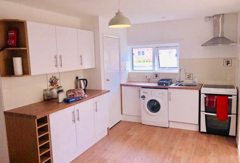 Отель Balderton Lodge