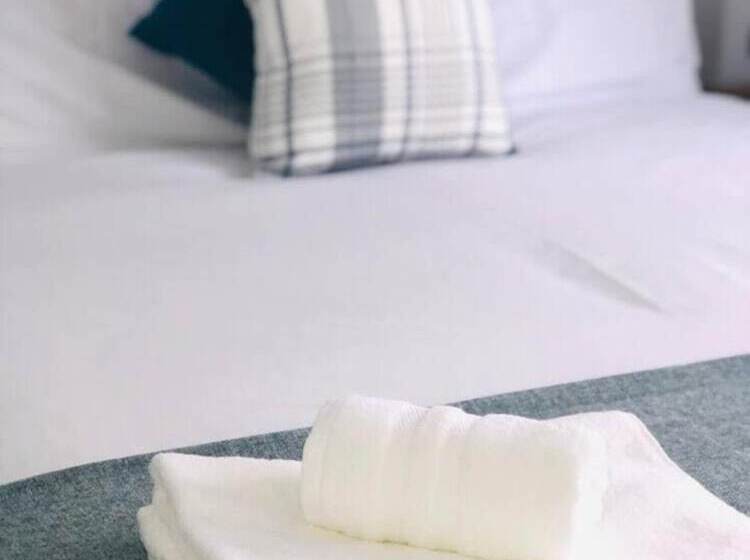 Отель Balderton Lodge