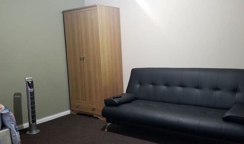 پانسیون Royal House Slough