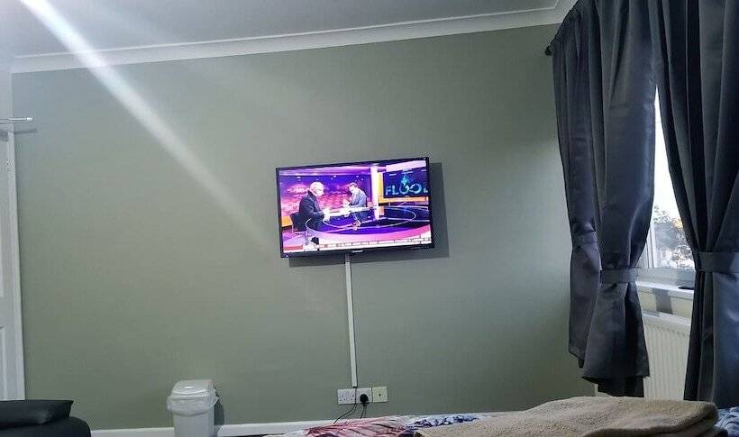 پانسیون Royal House Slough