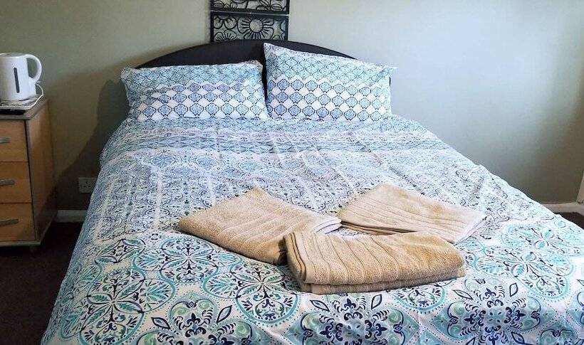 پانسیون Royal House Slough