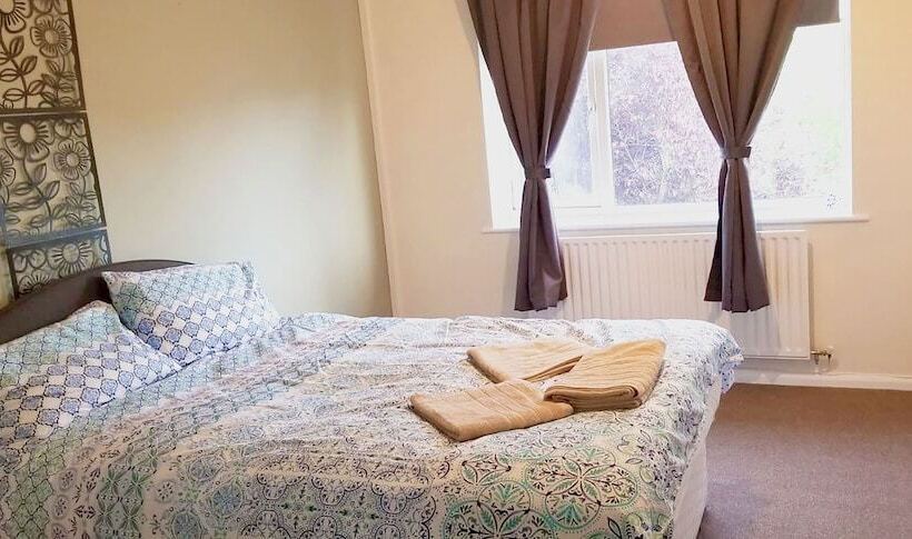 پانسیون Royal House Slough