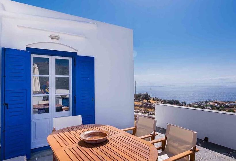 Spacious 2 Bedroom House With Fantastic Yard