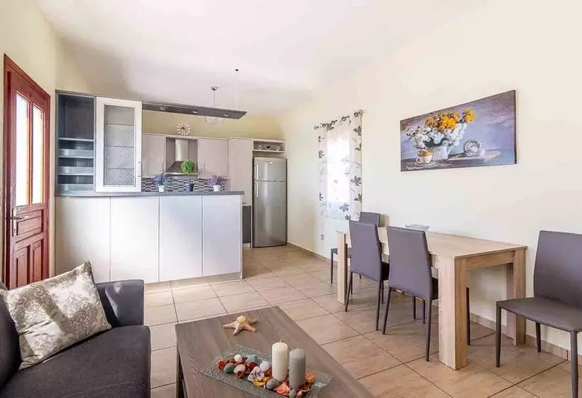 Spacious 2 Bedroom House With Fantastic Yard