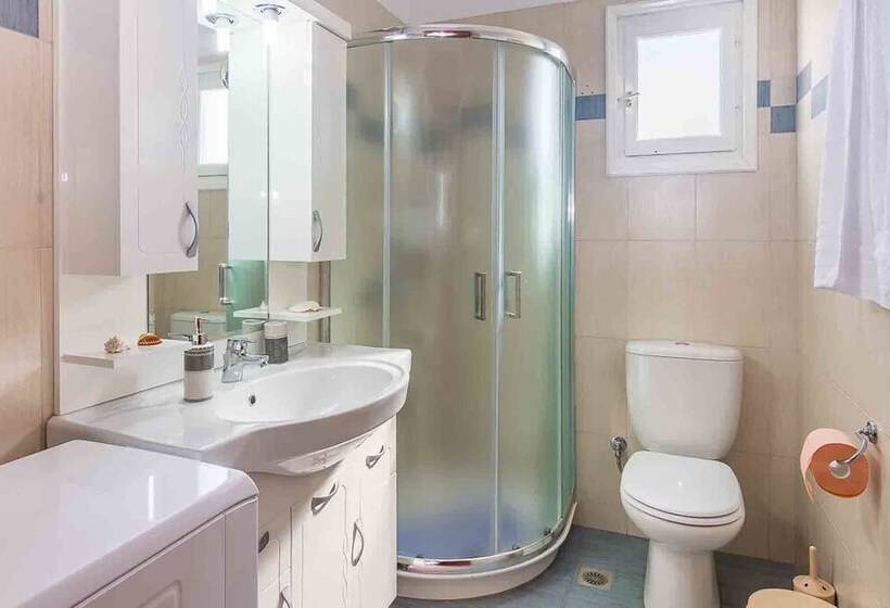 Spacious 2 Bedroom House With Fantastic Yard