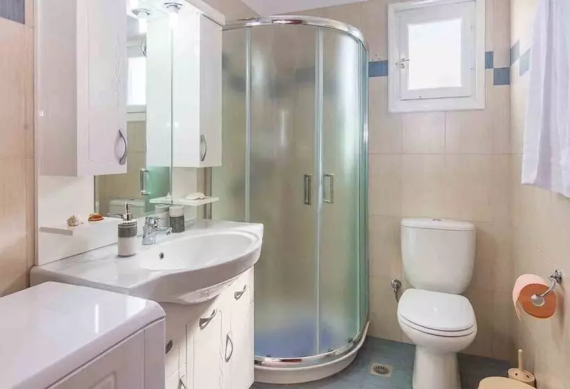 Spacious 2 Bedroom House With Fantastic Yard