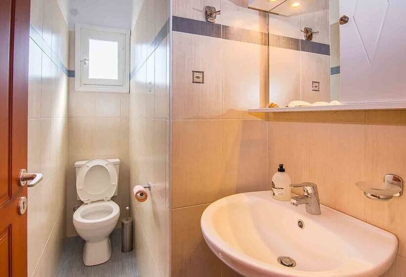 Spacious 2 Bedroom House With Fantastic Yard