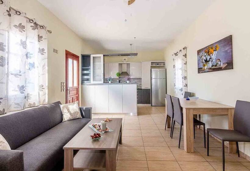 Spacious 2 Bedroom House With Fantastic Yard