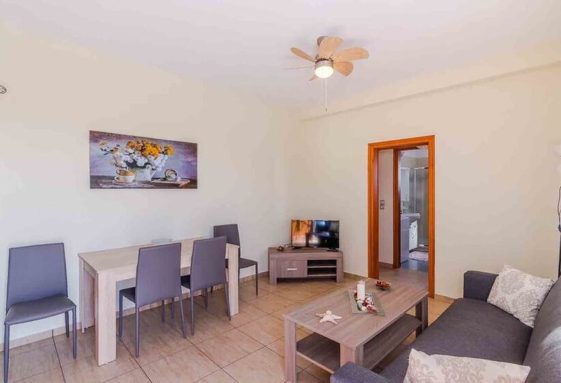 Spacious 2 Bedroom House With Fantastic Yard