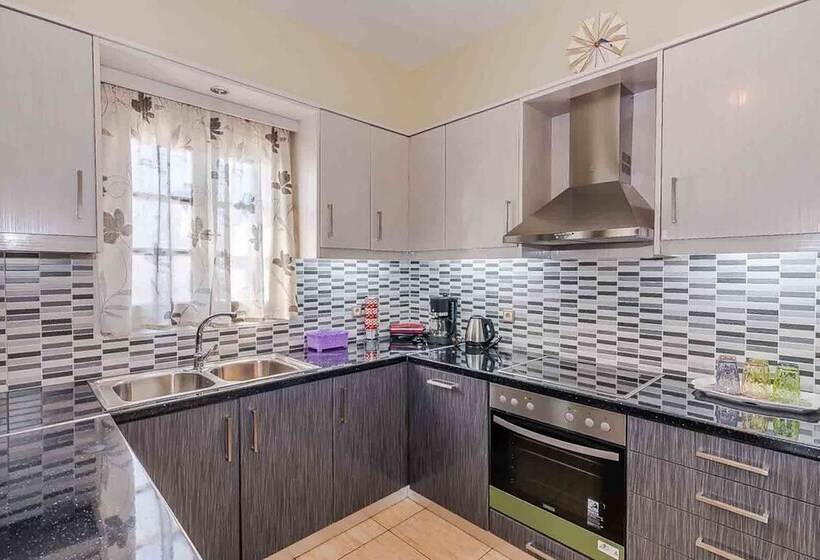 Spacious 2 Bedroom House With Fantastic Yard