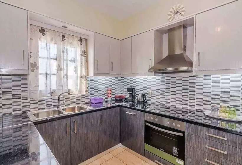 Spacious 2 Bedroom House With Fantastic Yard