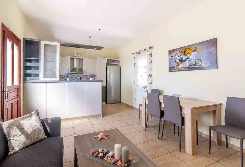 Spacious 2 Bedroom House With Fantastic Yard