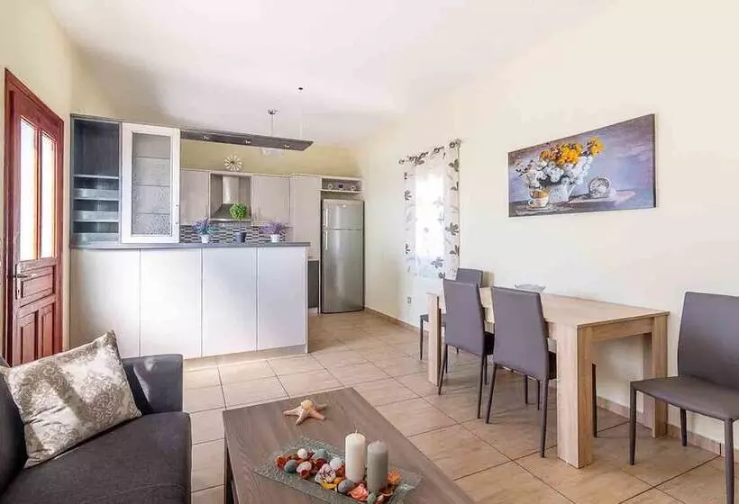 Spacious 2 Bedroom House With Fantastic Yard