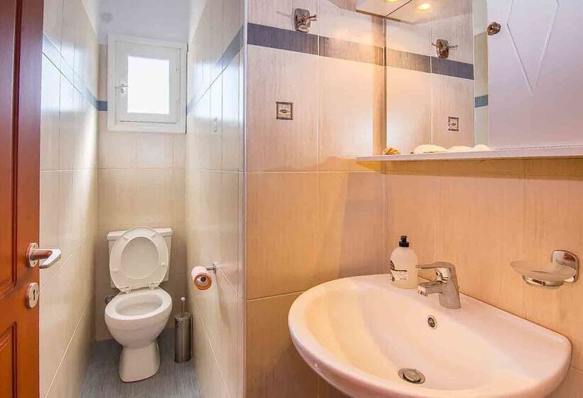 Spacious 2 Bedroom House With Fantastic Yard