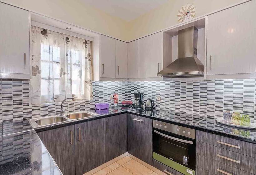 Spacious 2 Bedroom House With Fantastic Yard