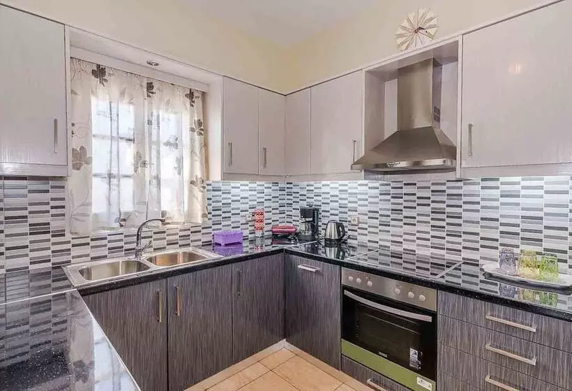 Spacious 2 Bedroom House With Fantastic Yard